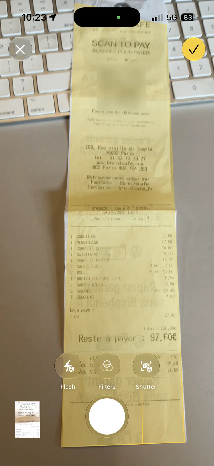 La cámara detectando los bordes de un ticket largo sobre un escritorio